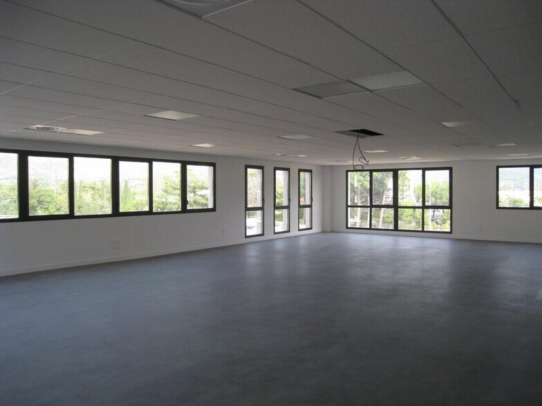 Office in Aubagne to rent - Interior Photo - Image 2 of 3