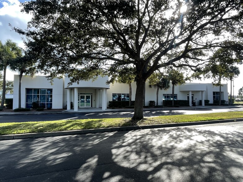 1990 W NASA Blvd, Melbourne, FL for rent - Building Photo - Image 1 of 3