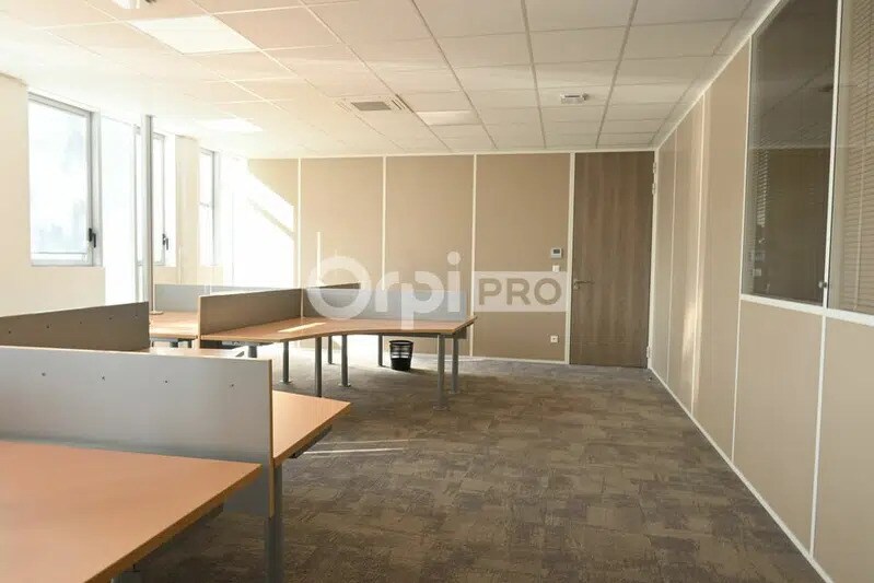 390-392 Rue Des Mercières, Rillieux-la-Pape to rent - Interior Photo - Image 2 of 32