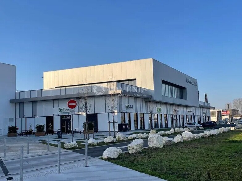 Retail in Bègles to rent - Building Photo - Image 1 of 9