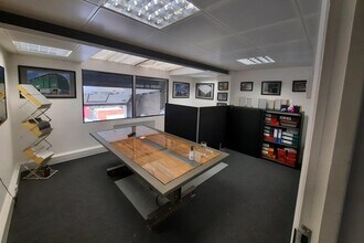 The Flyers Way, Westerham to rent Interior Photo- Image 2 of 3