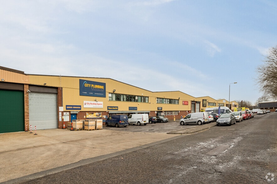 Waltham Park Way, London to rent - Building Photo - Image 2 of 3