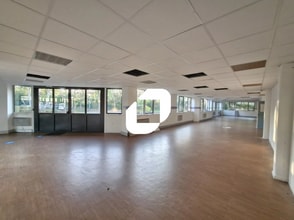 Office in Saint-Thibault-des-Vignes to rent Interior Photo- Image 2 of 8