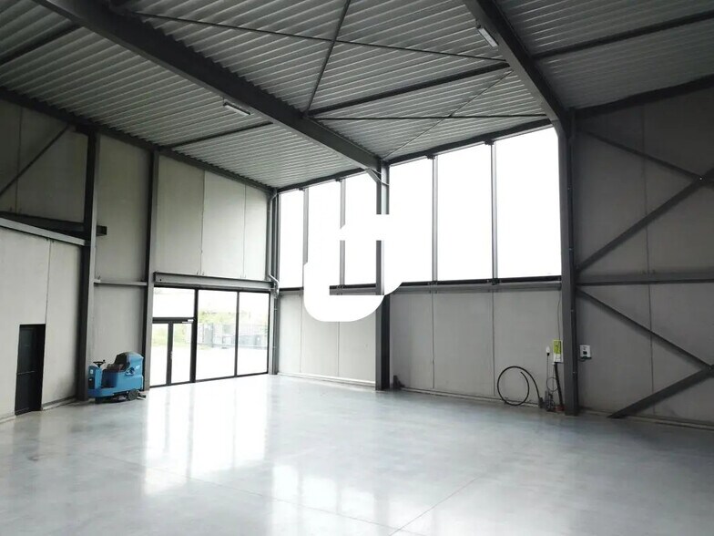 2 Rue Pierre-Antoine Delahousse, Roncq to rent - Interior Photo - Image 1 of 14