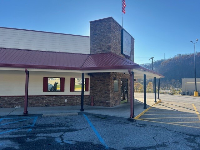 109 Crossings Mall, Elkview, WV for rent - Building Photo - Image 2 of 22