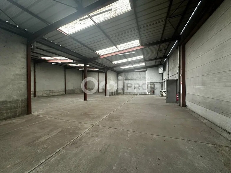 Light Industrial in Saint-Laurent-de-Mure to rent - Interior Photo - Image 3 of 12