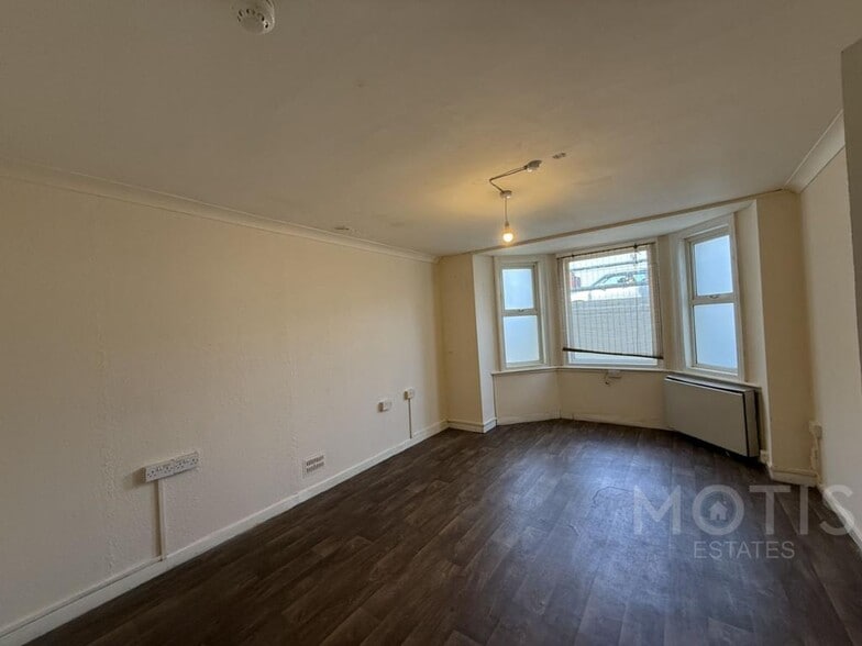 32 Bouverie Sq, Folkestone to rent - Building Photo - Image 1 of 10