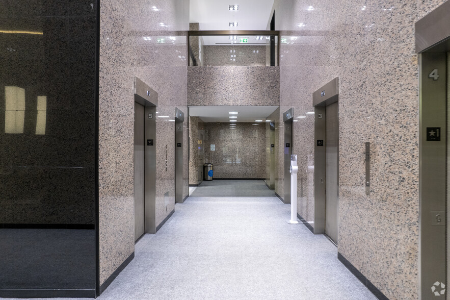 18 King St E, Toronto, ON for rent - Lobby - Image 3 of 3