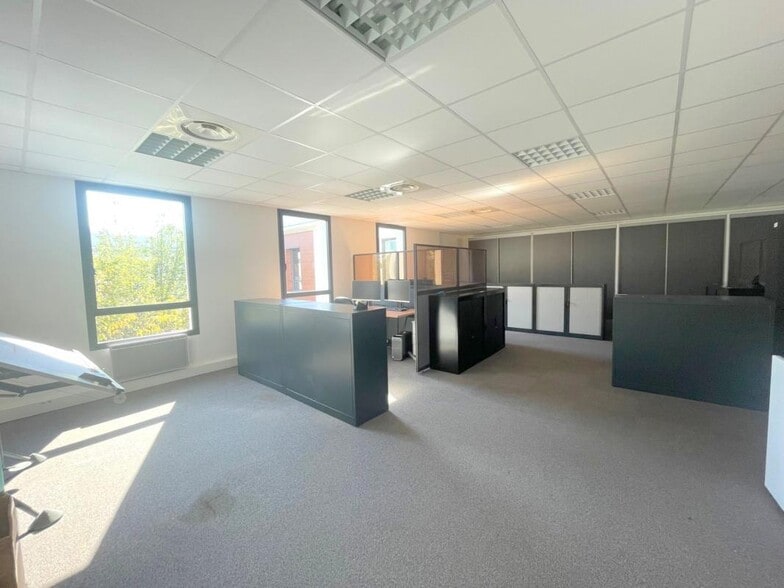 Office in Croissy-sur-Seine to rent - Interior Photo - Image 2 of 9