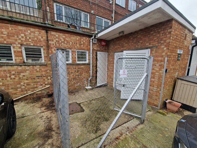 31 Market Parade, Havant to rent - Building Photo - Image 2 of 8