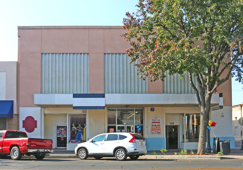 125-129 N Main St, Porterville, CA for rent - Building Photo - Image 1 of 26