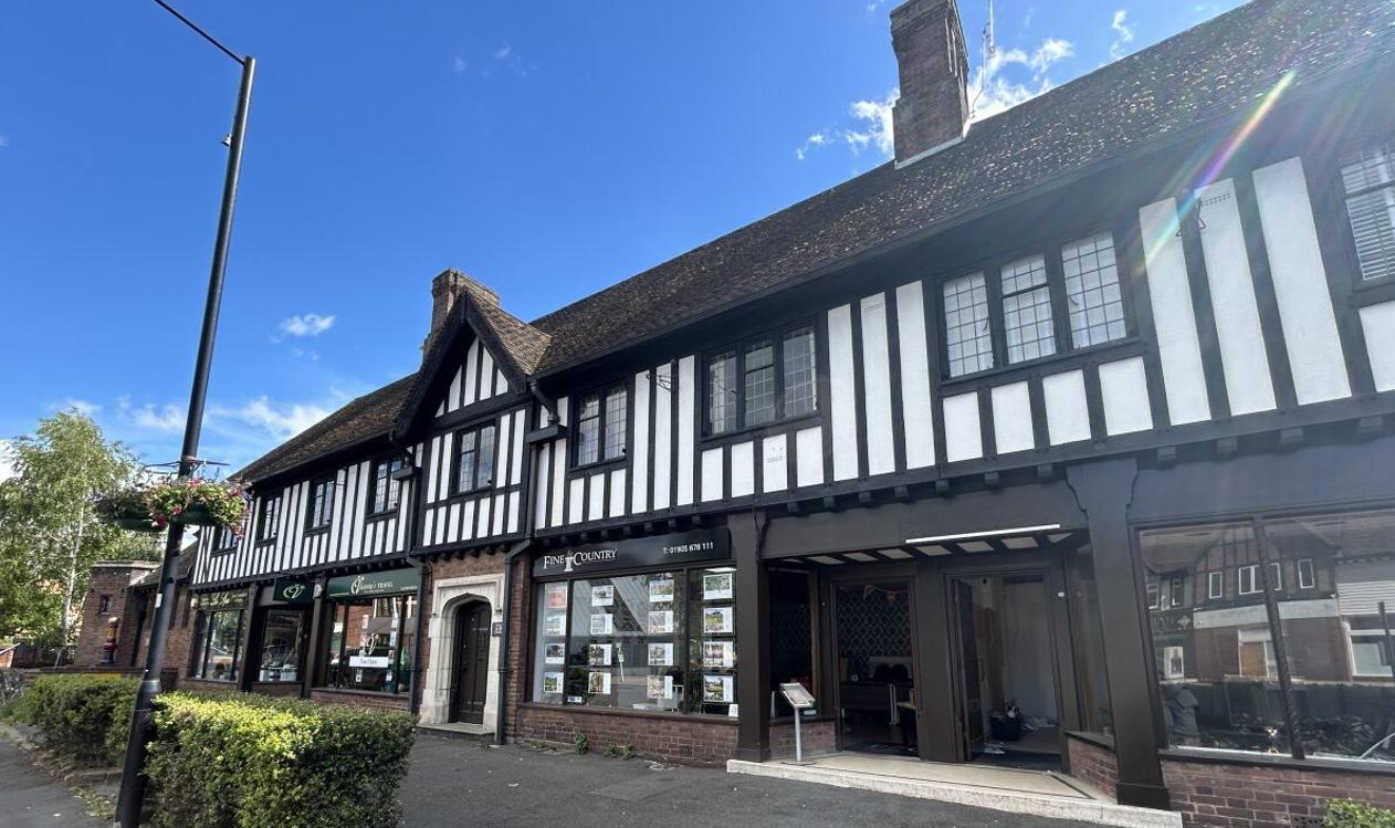 12 Victoria Square, Droitwich to rent Building Photo- Image 1 of 2