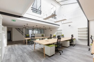 Retail in Paris to rent Interior Photo- Image 2 of 2