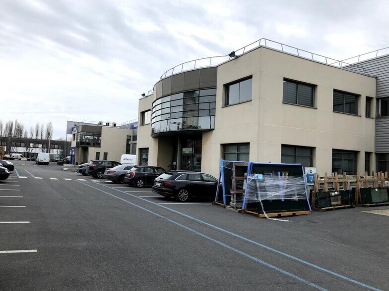 Industrial in Gennevilliers to rent - Building Photo - Image 1 of 23