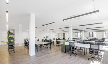 142 Central St, London to rent Interior Photo- Image 1 of 6