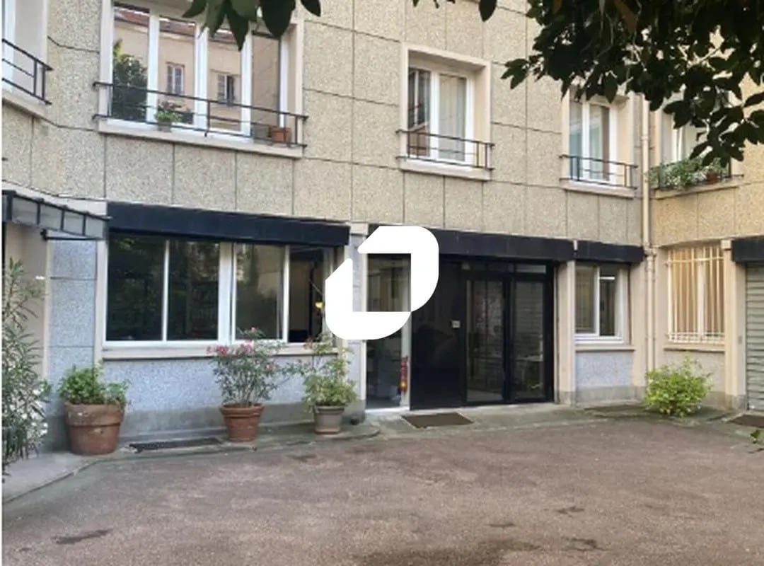 Retail in Paris for sale Building Photo- Image 1 of 5