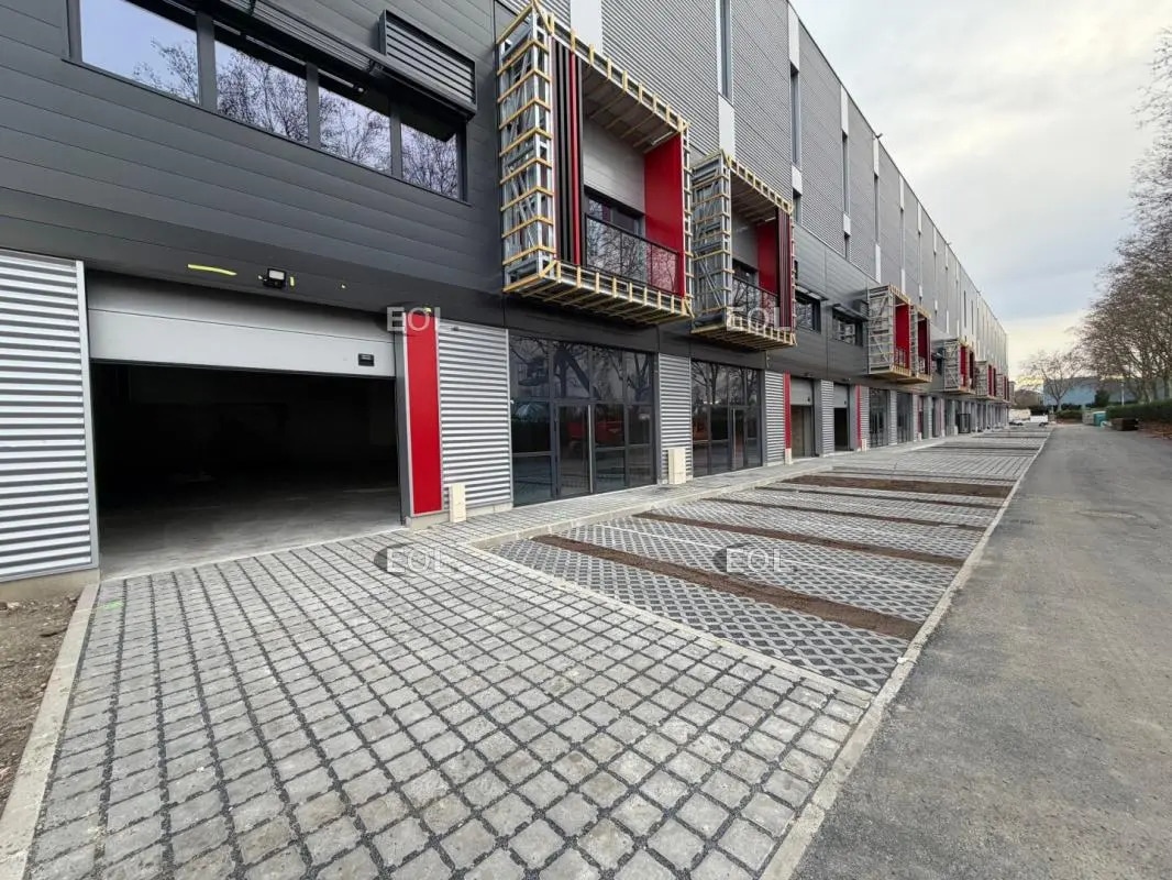 Light Industrial in Bobigny to rent Building Photo- Image 1 of 5