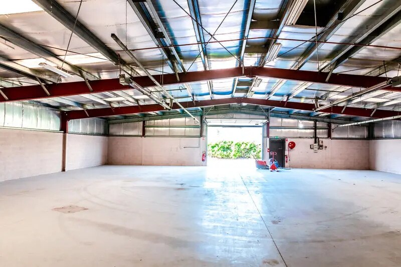 Light Industrial in Chassieu to rent - Interior Photo - Image 3 of 11