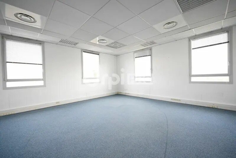 11 Rue Pascal, Bron to rent - Interior Photo - Image 3 of 7