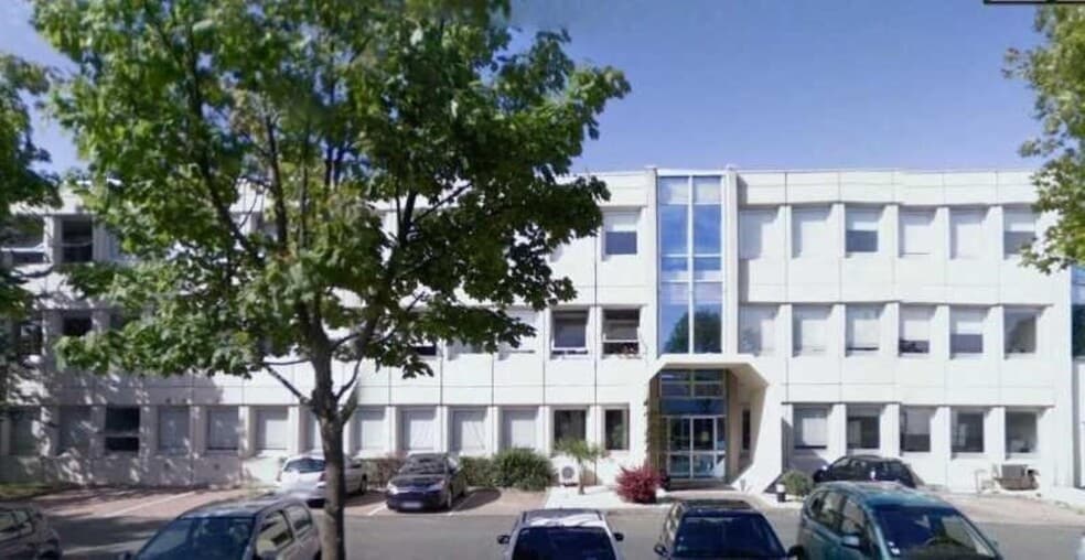 4 Avenue Des Frênes, Montigny-le-Bretonneux for sale - Building Photo - Image 1 of 4