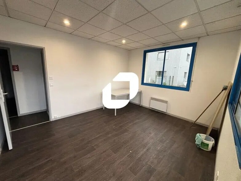 Office in Le Haillan to rent - Building Photo - Image 3 of 6