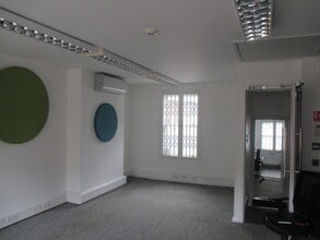 305 Regents Park Rd, London to rent Interior Photo- Image 1 of 3