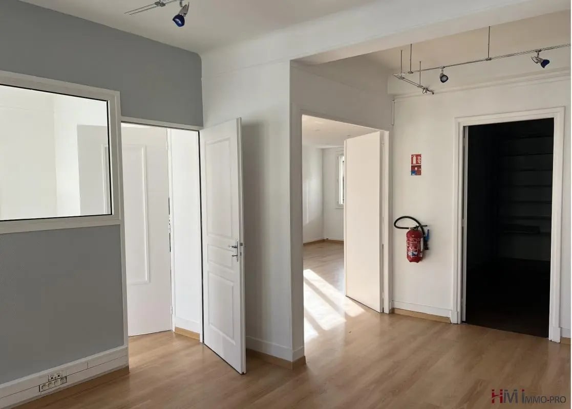 Office in Rouen to rent Interior Photo- Image 1 of 5