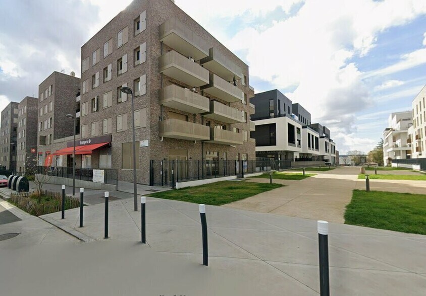 Retail in Cergy to rent - Building Photo - Image 3 of 4