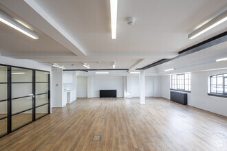 14 Gowers Walk, London for rent Interior Photo- Image 1 of 5