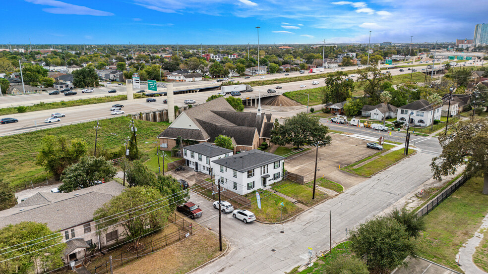 2002 Barbee St, Houston, TX for sale - Building Photo - Image 2 of 25