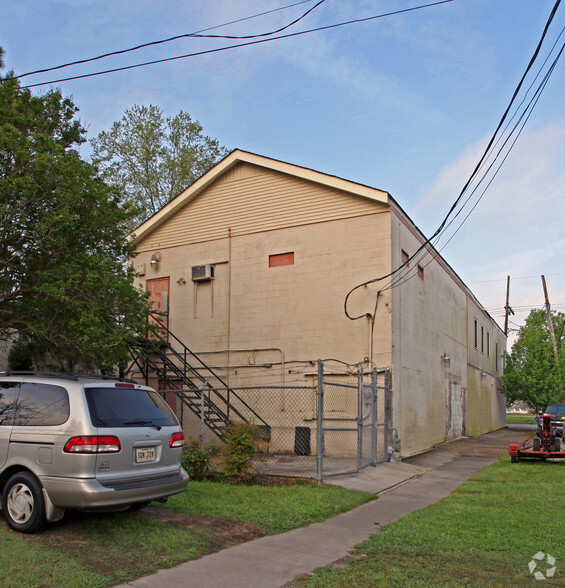 827 Causeway Blvd, New Orleans, LA for rent - Building Photo - Image 3 of 9