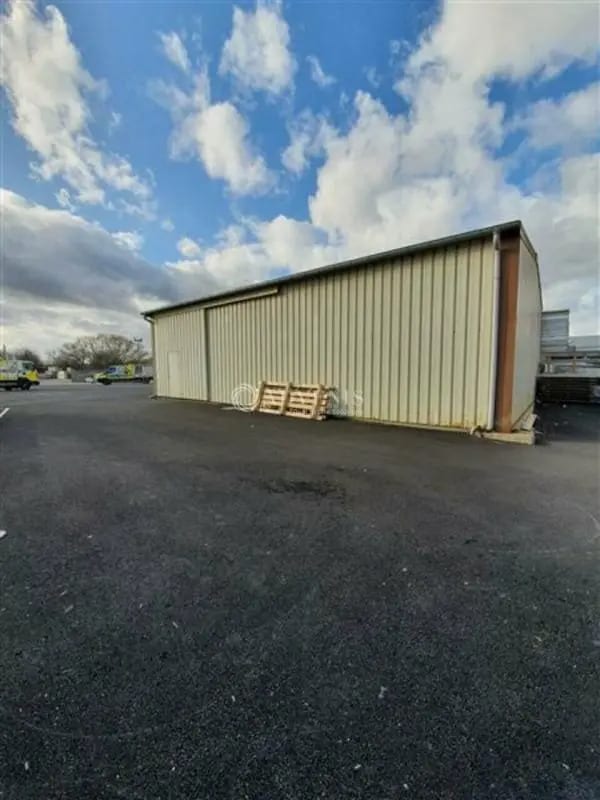 Location Local d'activités 195 m² - Photo 1
