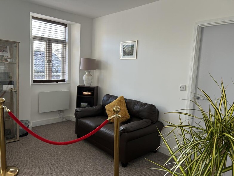 16 High St, Glastonbury to rent - Building Photo - Image 3 of 11