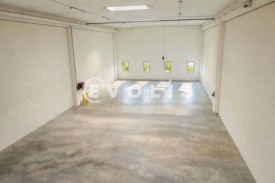 Chemin Des Carouges, Bondy to rent - Interior Photo - Image 3 of 9