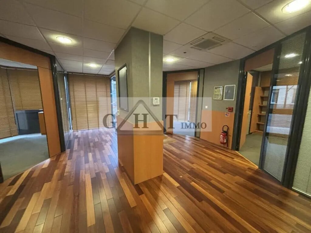 Location Commerce 284 m² - Photo 1