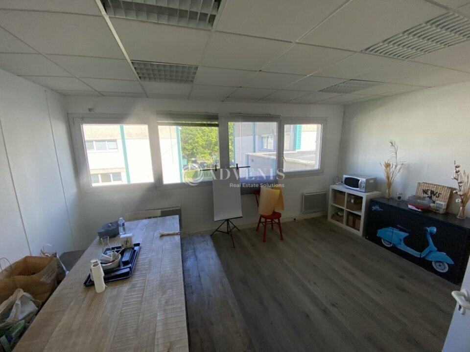 Light Industrial in Trappes to rent Interior Photo- Image 1 of 5