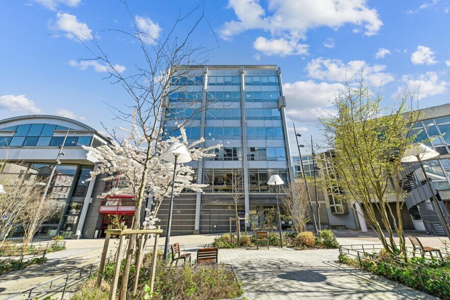 31-39 Rue Du Gouverneur Général Eboué, Issy-les-Moulineaux to rent - Building Photo - Image 2 of 14