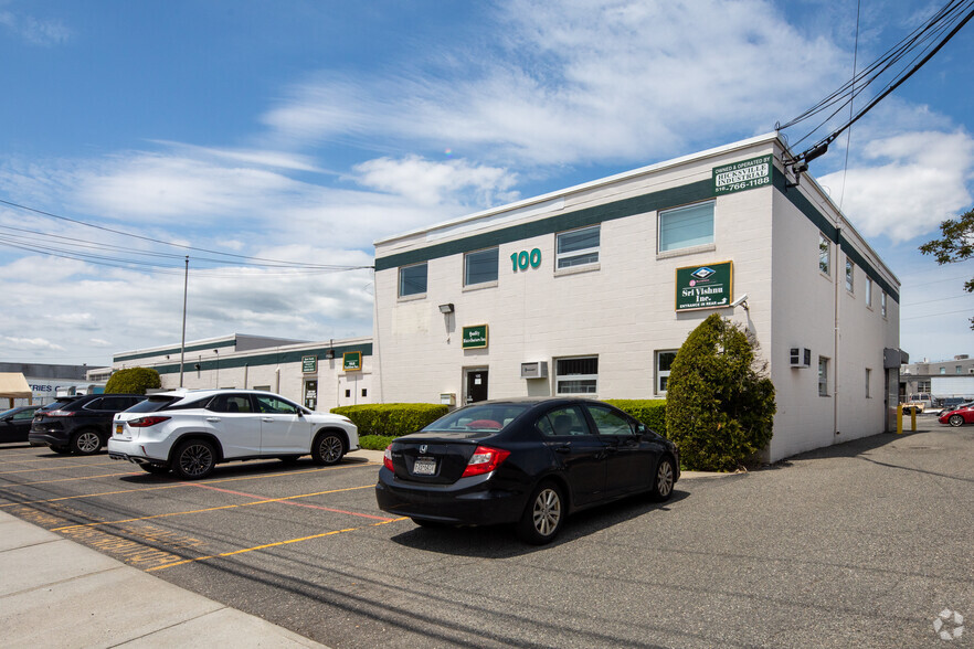 100-102 Lauman Ln, Hicksville, NY for rent - Building Photo - Image 1 of 5