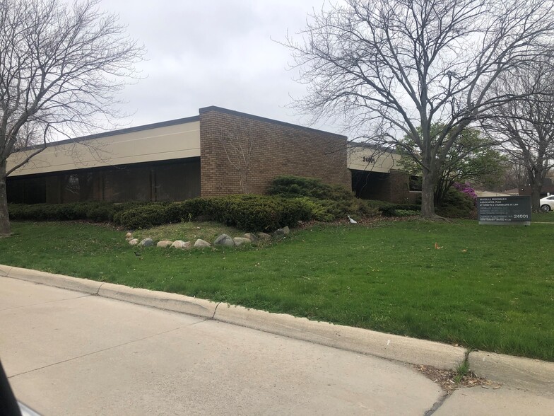 24001 Greater Mack Ave, Saint Clair Shores, MI for rent - Building Photo - Image 1 of 1