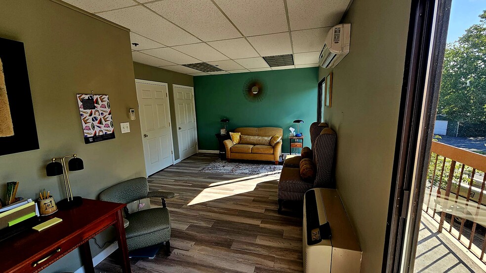 450 Maple Ave E, Vienna, VA to rent - Interior Photo - Image 3 of 31