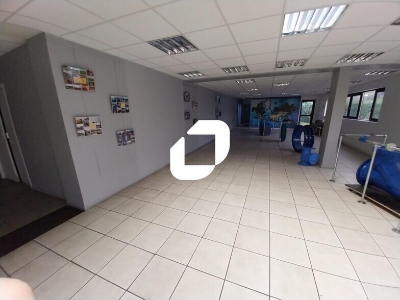 Light Industrial in Genas to rent - Interior Photo - Image 3 of 14