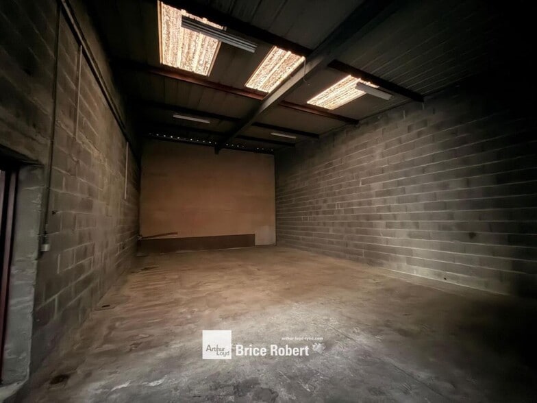 Light Industrial in SAINT-SYMPHORIEN-D'OZON to rent - Interior Photo - Image 3 of 4