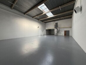 Light Industrial in Les Ulis to rent Interior Photo- Image 2 of 7