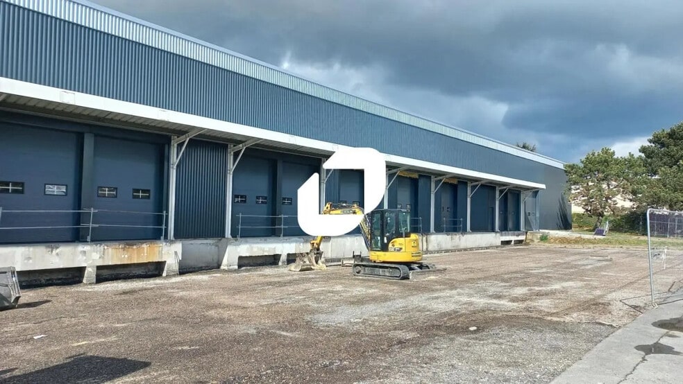 Office in Goussainville to rent - Building Photo - Image 2 of 12