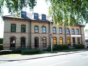 103 Frimley Rd, Camberley to rent Interior Photo- Image 1 of 4