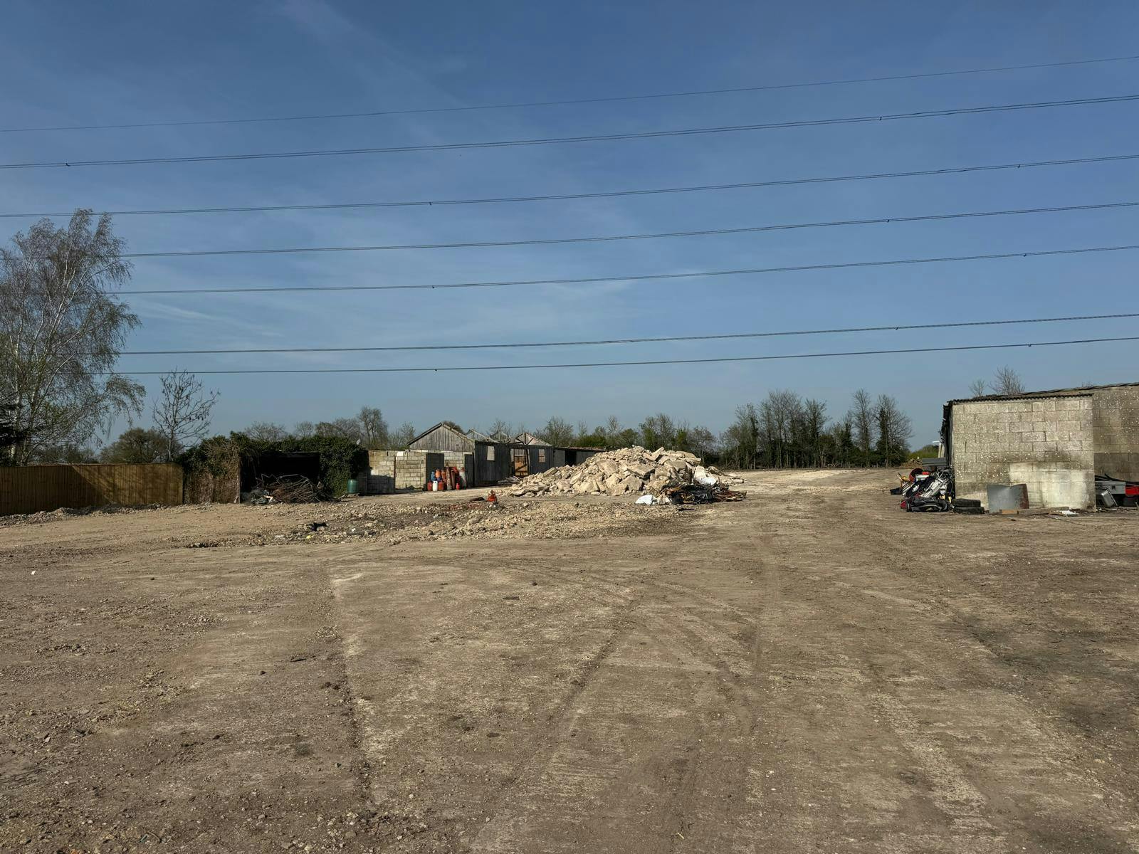 North Lee Ln, Aylesbury for sale Primary Photo- Image 1 of 11