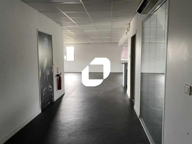 Retail in Mérignac to rent - Interior Photo - Image 3 of 7