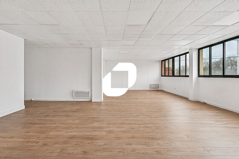 Office in Goussainville to rent Building Photo- Image 1 of 13
