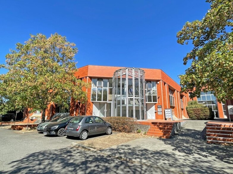 221 Rue Carmin, Labège to rent - Building Photo - Image 3 of 16