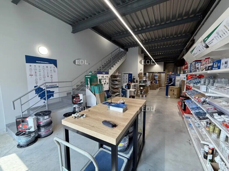 Light Industrial in Meaux to rent - Building Photo - Image 3 of 11